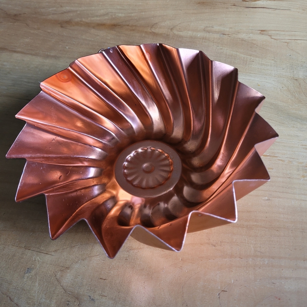 Vintage Copper Tone Swirl Fluted Mold Pan